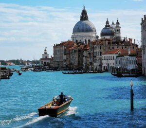Venedig kanal med båt